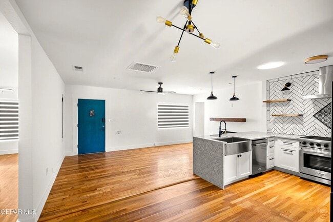 Building Photo - 721 Mesita Dr