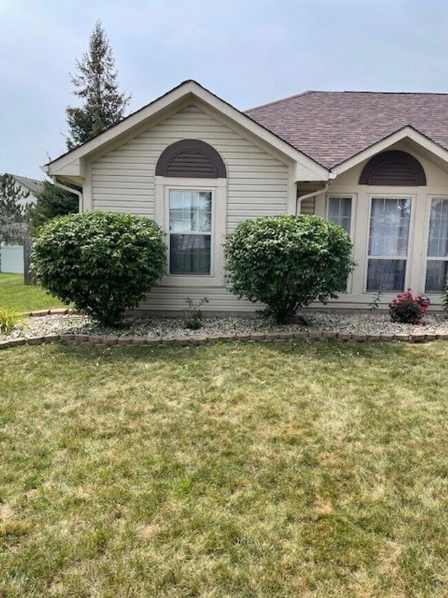 Building Photo - AVAILABLE 1/1/2026- 3 Bedroom / 2 Full Bath Home in Englewood!