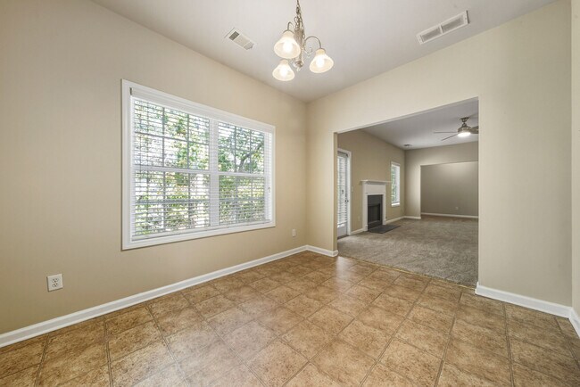 Building Photo - 4750 Ferncrest Pl