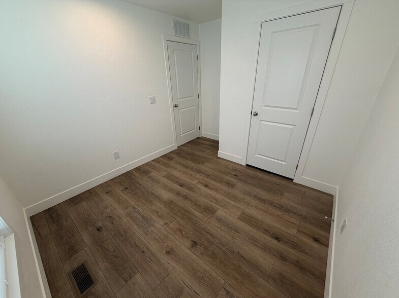 Building Photo - 501 E Ray Rd