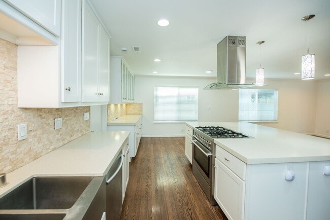 Building Photo - Newly Remodeled Single Family Home