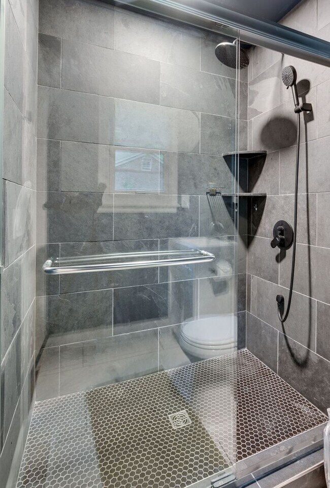 Building Photo - Amazing 3BE/2BA home in the West Meade & H...