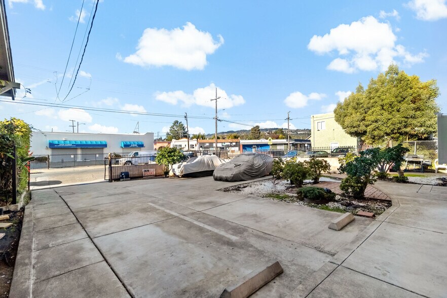 Building Photo - 2644 62nd Ave