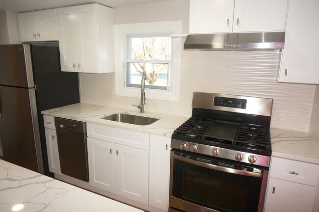 Building Photo - 301 Concord Rd