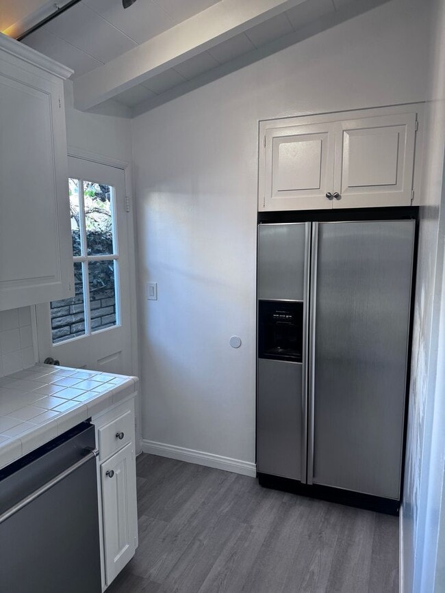 Building Photo - Single Story Cottage on Lido Isle!