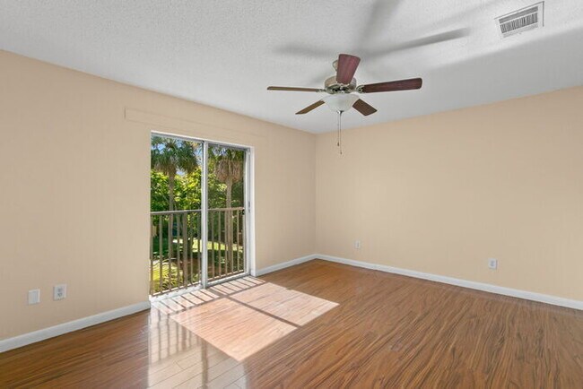Building Photo - Town Home For Rent in Town 'n' Country!