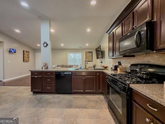 Building Photo - 580 Pineland Cir