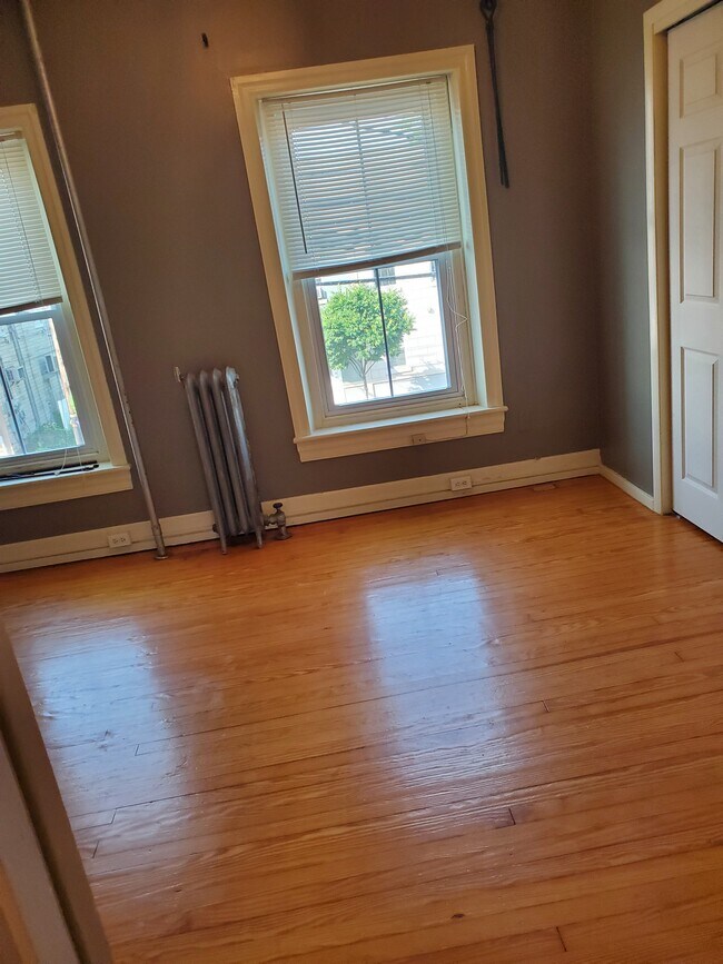 Building Photo - 18 E Main St