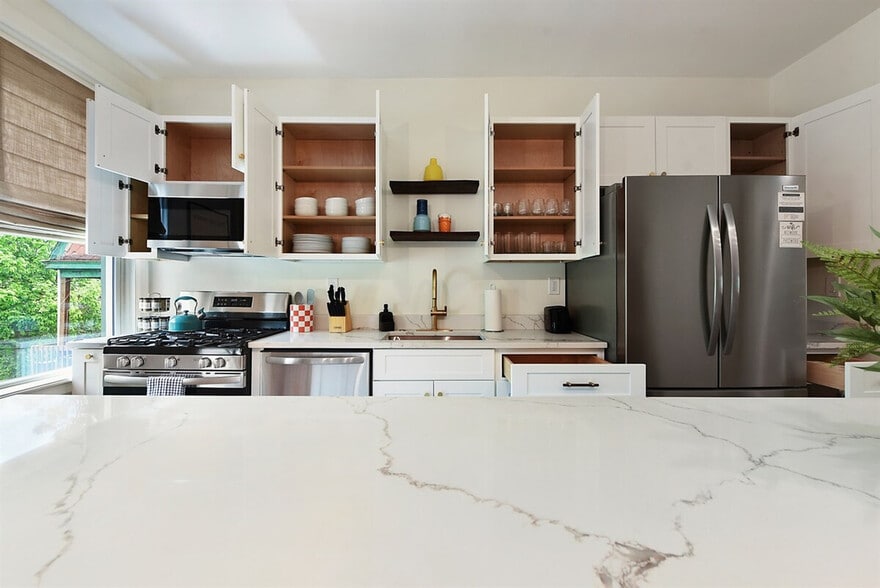 Building Photo - 1816 Rhine St