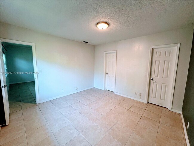 Building Photo - 2424 SE 17th St