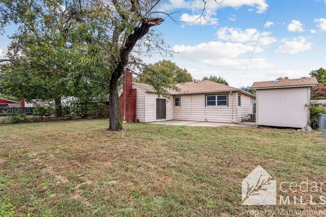 Building Photo - LARGE 3 Bedroom Home in North Wichita