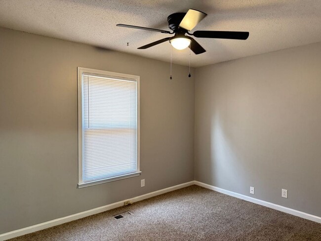 Building Photo - Charming 3 bd/2 ba with Basement!! Home Near Ft Campbell!