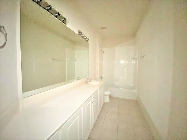 Building Photo - 10122 Meridian Lakes Dr