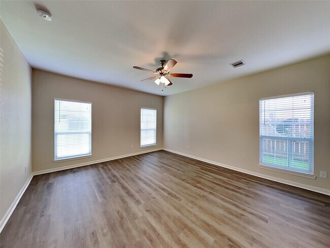 Building Photo - 501 Falcon Lake Dr