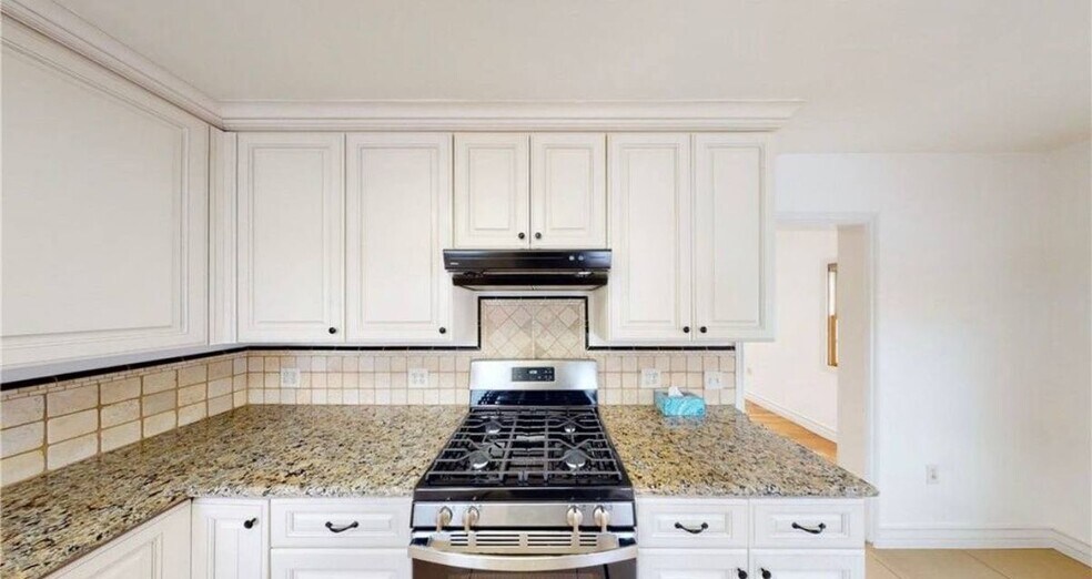 Building Photo - 7418 Farmdale Ave