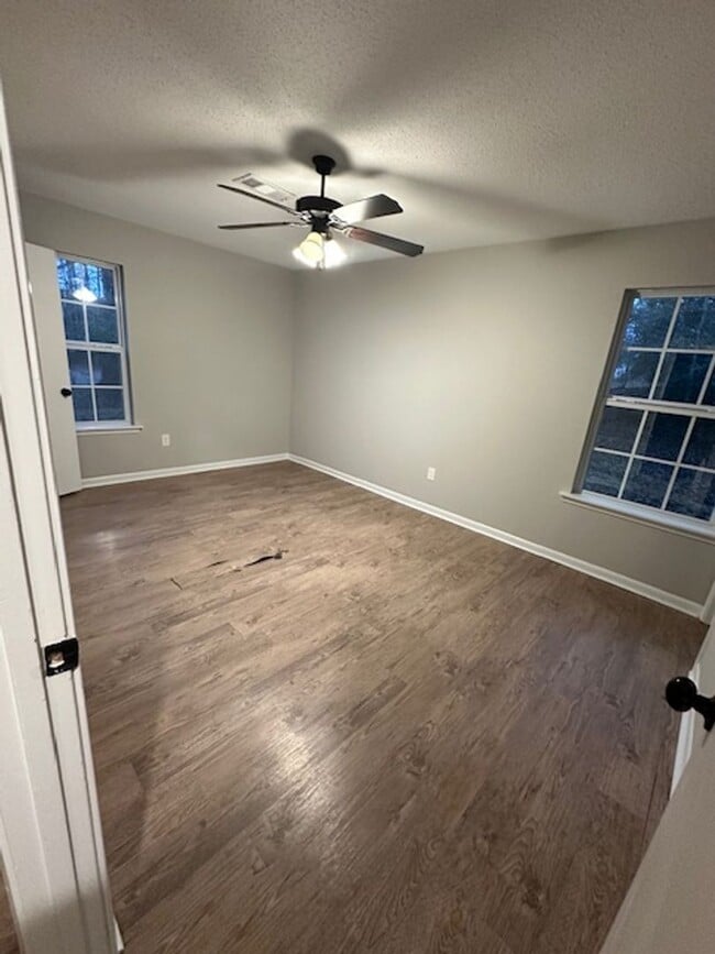 Building Photo - 3 bed 2 bath perfect location