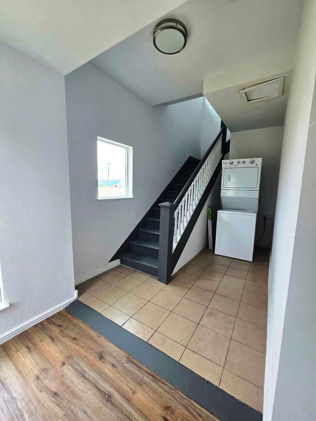 Building Photo - Hoquiam - Spacious 2 bedroom duplex unit for RENT!