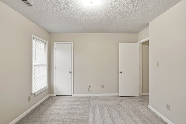 Building Photo - Oakhurst Living at Its Finest (Fresh Paint - New Carpet)