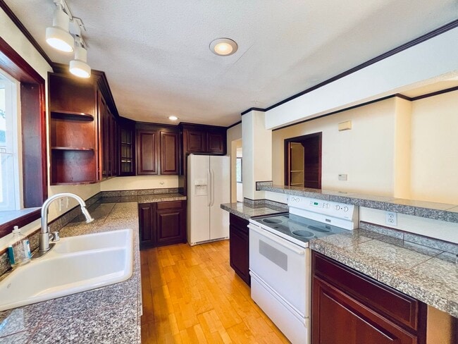 Building Photo - Massive House with Elegant Finishes in Madison Valley!