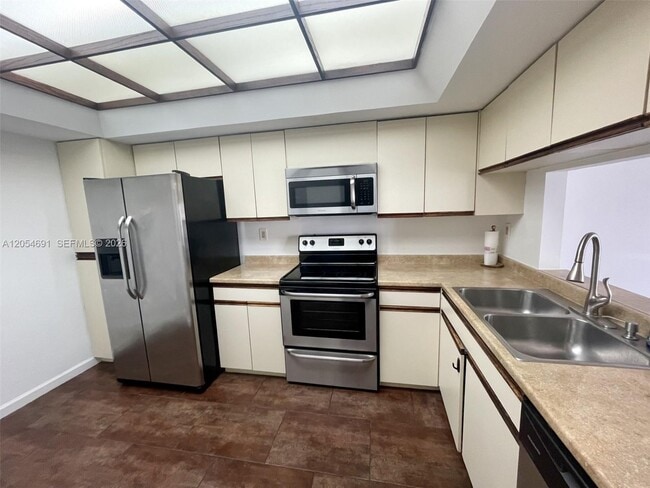 Building Photo - 520 Brickell Key Dr