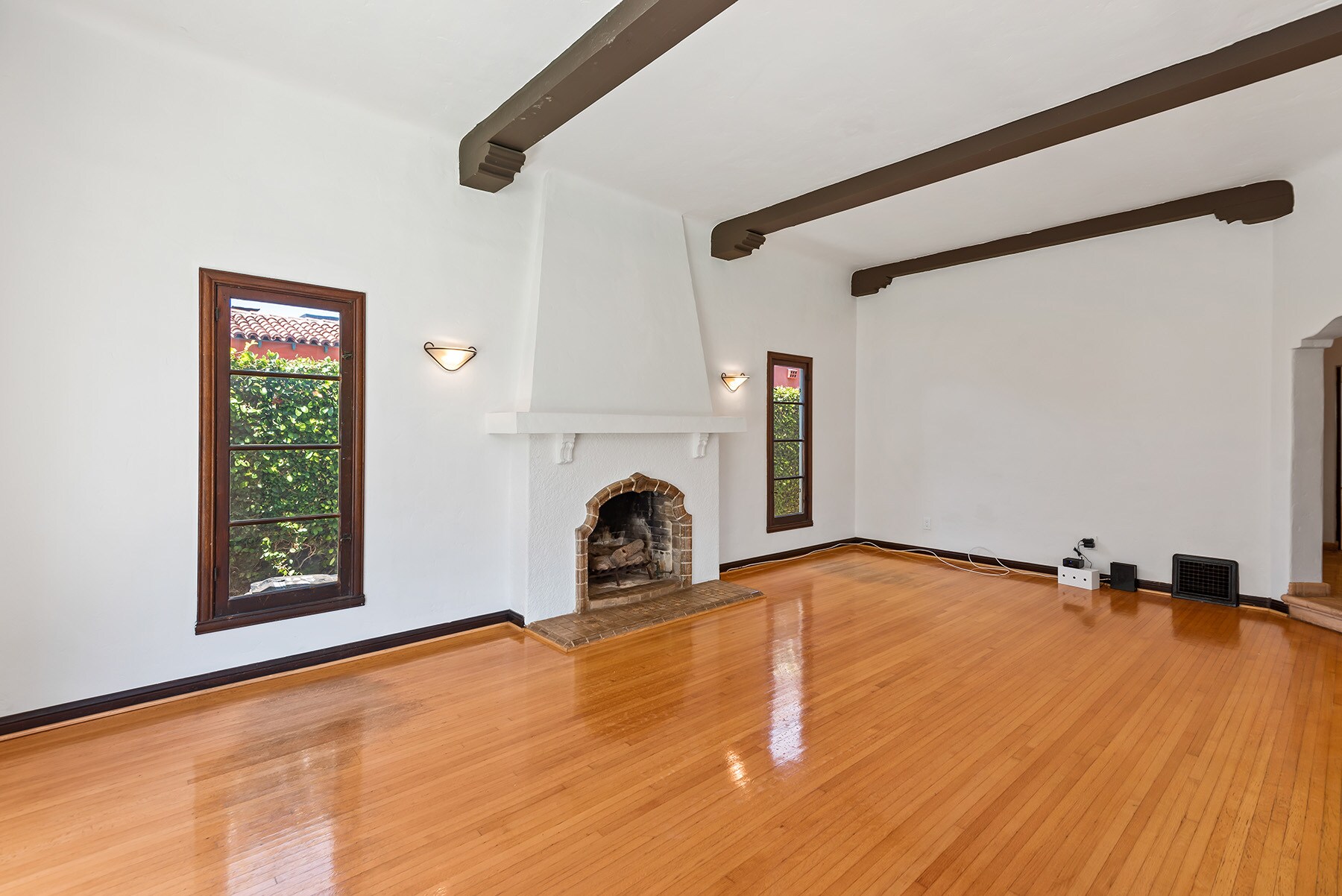 Building Photo - 10733 Wellworth Ave