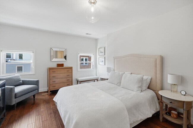 Building Photo - U St Condo | 2 Bed | 1.5 Bath | 975 Sf | Offsite Underground Parking Garage Available for Rent
