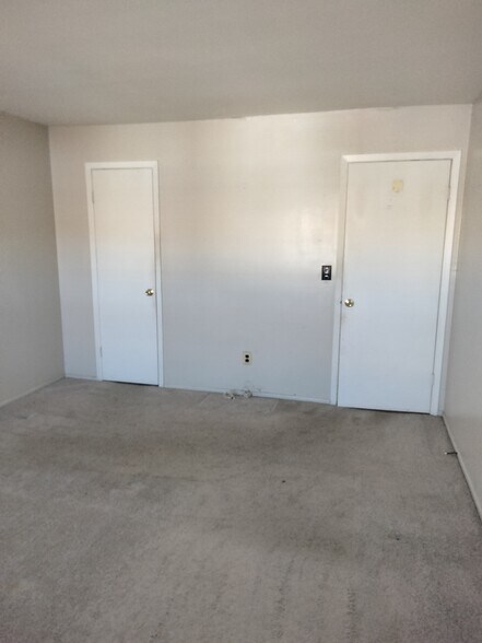 Building Photo - 706 N Oaks Blvd