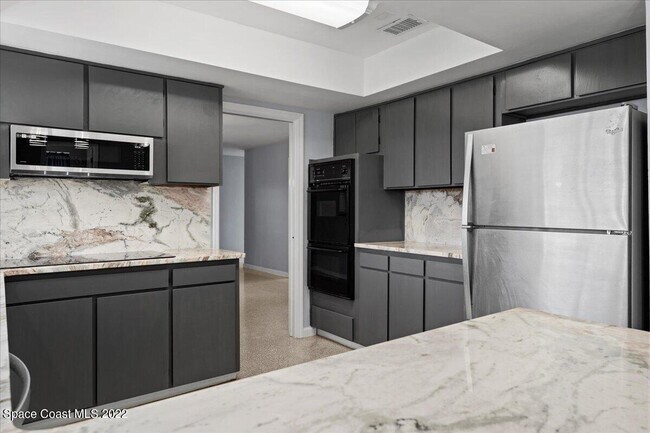 Building Photo - 215 Marion St