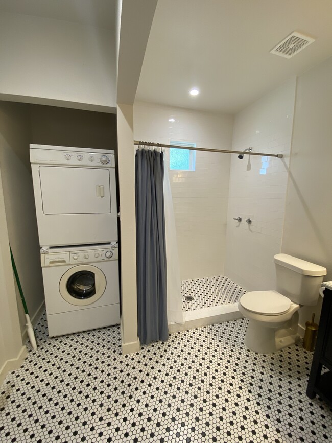 Building Photo - 6700 Columbia Dr