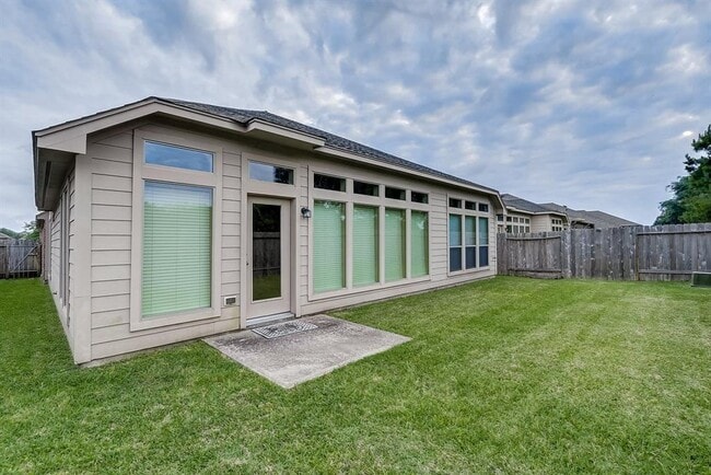 Building Photo - 5615 Stoneridge Ct