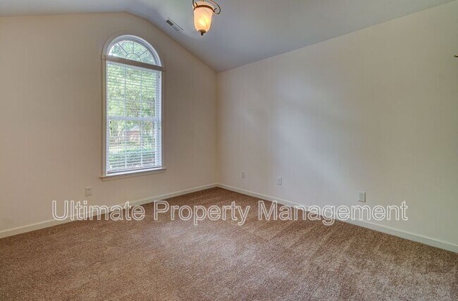 Building Photo - 700 Valley Brook Rd