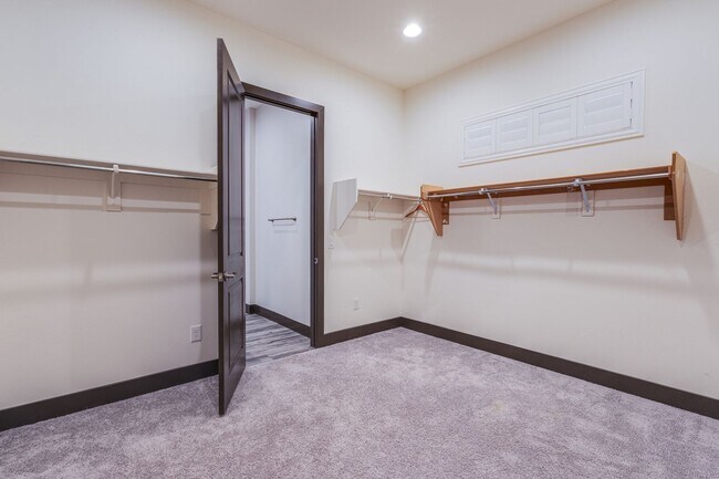 Building Photo - Stunning 5Bed/4.5 Bath home located in a prestigious guard gated community in Summerlin