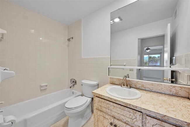 Building Photo - 2624 NE 32nd St