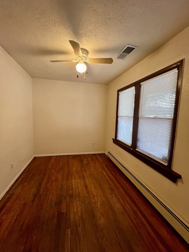 Building Photo - Location, Location, Location! Convenient t...