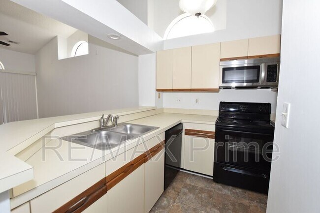 Building Photo - 525 E Lake Cir