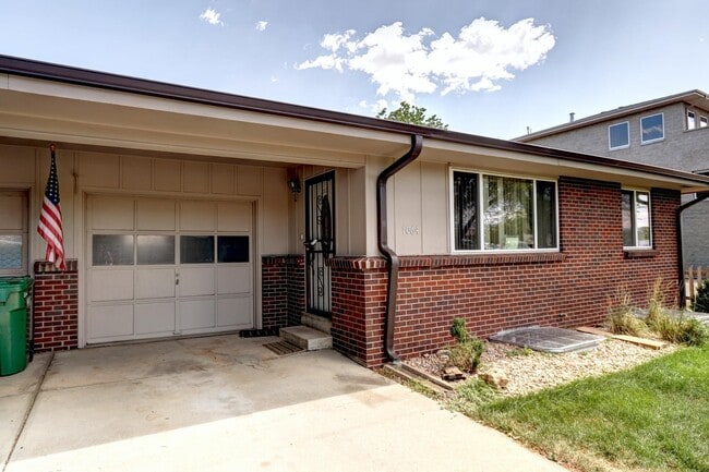 Primary Photo - Lakewood! Walk to Belmar Town Center 3 bed...