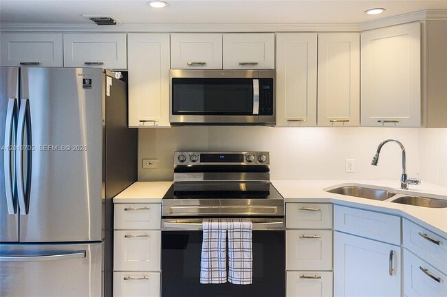 Building Photo - 3200 N Palm Aire Dr