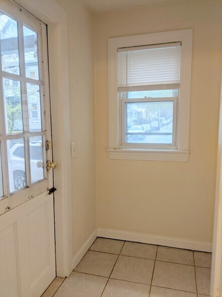 Building Photo - 83 Yorktown St