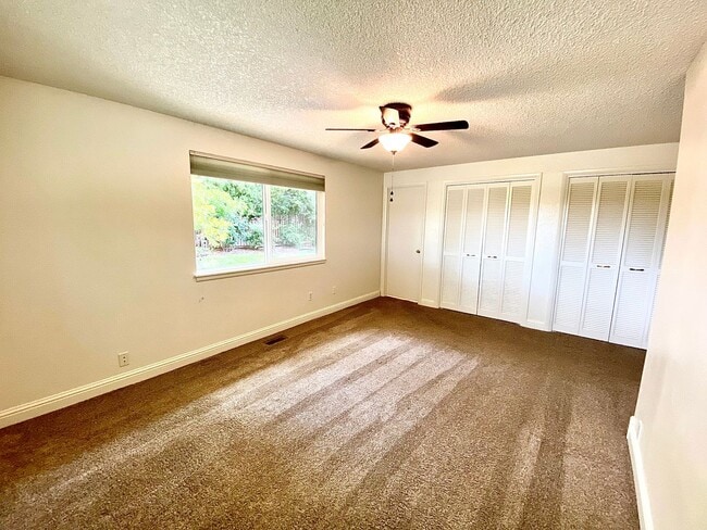Building Photo - Lovely Highlands Home w/a View Available 7...