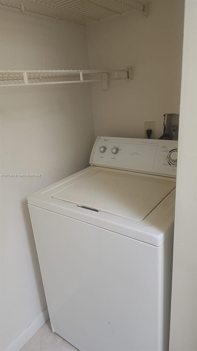 Building Photo - 9877 Westview Dr