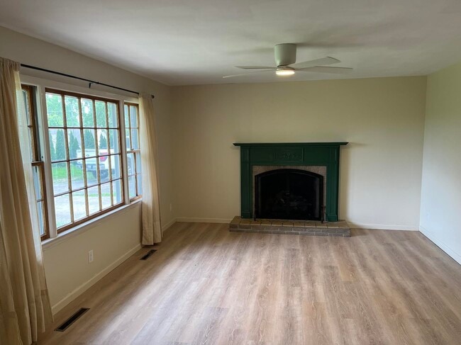 Building Photo - 1153 Airport Rd