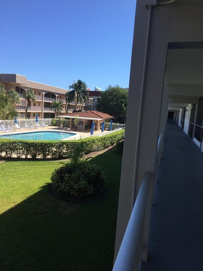 Building Photo - 541 Blue Heron Dr