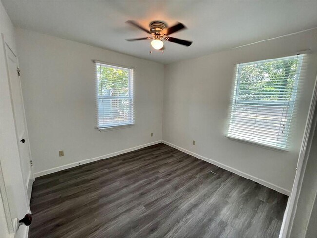 Building Photo - 208 Parkway W