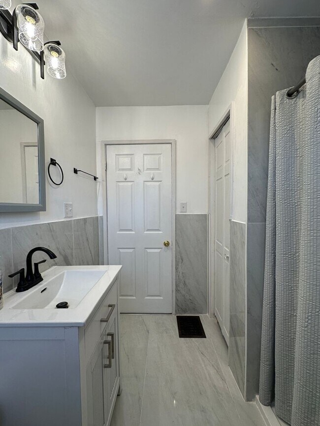 Building Photo - Immediate Move-In! Renovated 2BR House Near Ball State w/ Fireplace & Outdoor Space