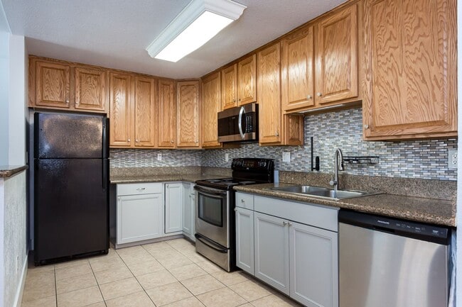 Building Photo - Cozy Condo in Gated Community!