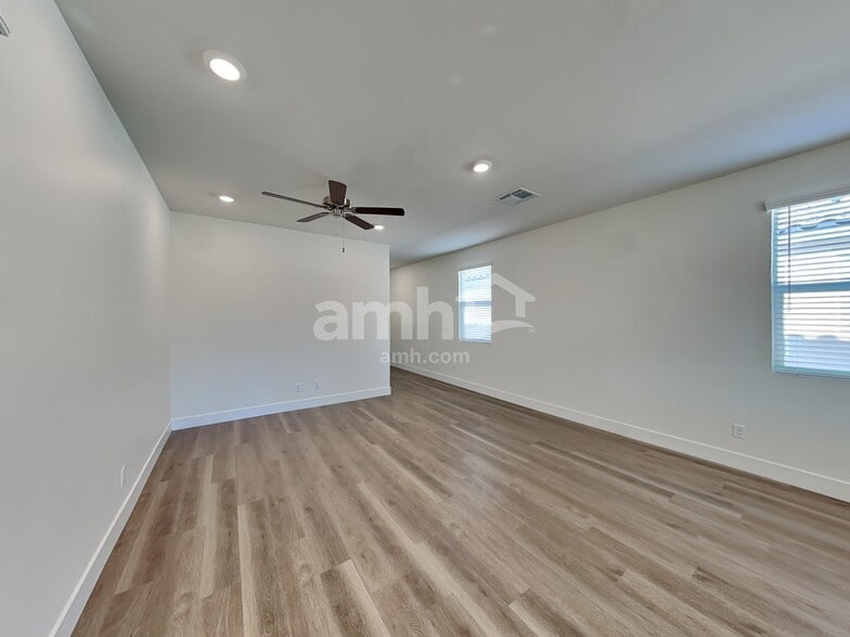 Building Photo - 826 English Primrose St