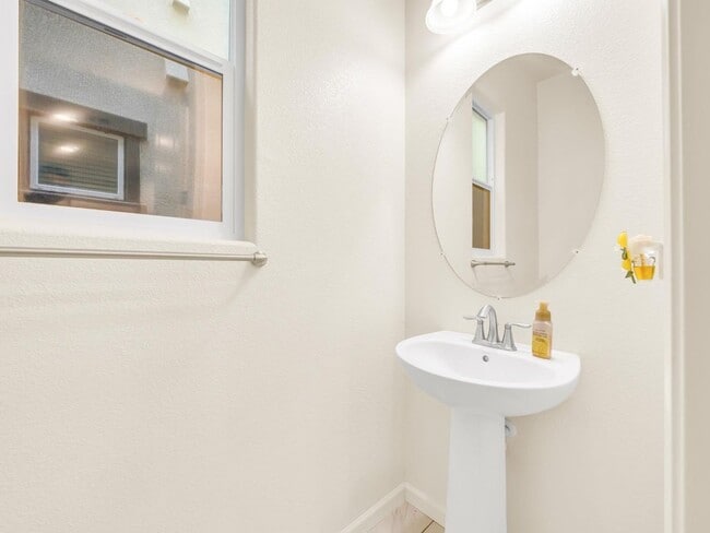 Building Photo - Beautiful 2019 Built 3 bedrooms 2.5 bath!