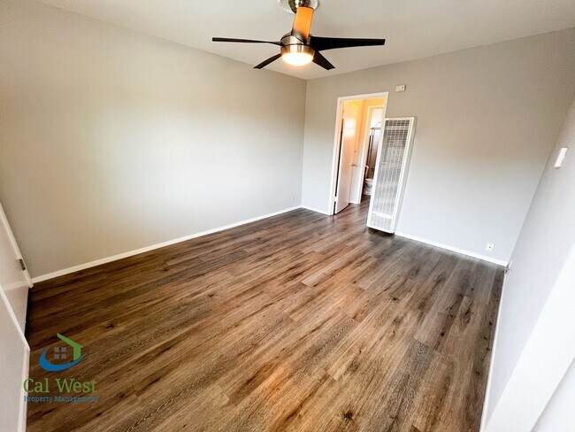 Building Photo - $1995 - Cozy 1/1 located near the Rose Garden