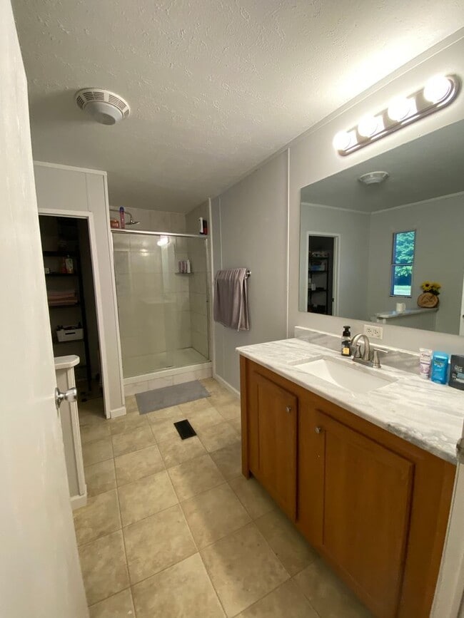 Building Photo - FOR RENT - Love the country?  Love to hunt?  If so, this one is for you!