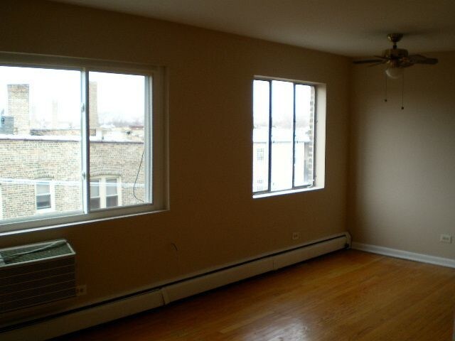 top floor with lots of natural light - 7120 N Sheridan Rd